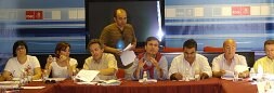 Miembros de la ejecutiva regional socialista, en la reunión                   mantenida ayer en la sede de Murcia. / G. CARRIÓN/AGM