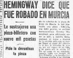 Hemingway, en el coso de la Condomina, con el célebre fotógrafo Juan López, antes de comenzar la corrida.