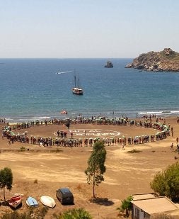 Una docena de manifestantes preparan la protesta en la playa de El Gorguel. / P. SÁNCHEZ / AGM