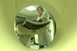 Sanidad se endeudará con los bancos para pagar retrasos de casi año y medio a sus proveedores