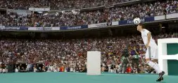 El delantero portugués Cristiano Ronaldo hace malabarismos con un balón durante su presentación como nuevo jugador del Real Madrid, ayer en el      estadio madridista, al que acudiweron 80.000 aficionados. / EFE
