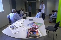 Pacientes en la Unidad de Psiquiatría del Hospital del Rosell, en una fotografía de archivo. /J. M. R. / AGM