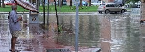 Un peatón observa un paso de cebra en Murcia, completamente oculto por la gran cantidad de agua caída. / NACHO GARCÍA / AGM