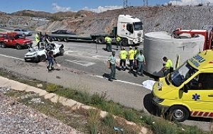 El conductor fallecido, bajo una sábana, junto a la arqueta de cemento con la que chocó. / PACO ALONSO / AGM