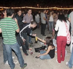 Jóvenes haciendo botelleo en la zona habilitada junto al Eroski. / P. SÁNCHEZ / AGM