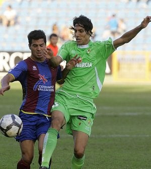 El defensa del Real Murcia Sergio Fernández trata de cortar un ataque del Levante. /JESÚS SIGNES