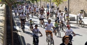 Ciclistas por la calle Gisbert en el primer kilómetro de la marcha por la ciudad. / JOSÉ ALBALADEJO / AGM