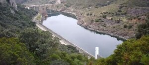 Vista de un tramo del pantano cacereño de Valdecañas, desde donde se prevé derivar agua del Tajo a la cuenca del Segura. / HOY DE EXTREMADURA