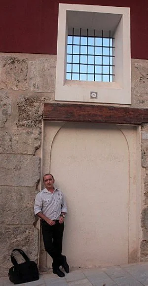 Paco Martín posa en la Cuesta de la Baronesa, en la antigua entrada a la casa donde nació. / PABLO SÁNCHEZ / AGM
