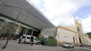 La puerta del antiguo Cuartel de Marina, aún en pie, contrasta con la imagen del moderno edificio de la UPCT. /ANTONIO GIL/ AGM