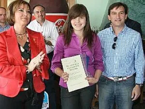 La directora de Centros, Mª José Jiménez; la ganadora, Elena Sánchez, y Alberto Rodríguez, representante de Cajamar./ LA VERDAD