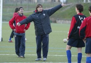 Julen Guerrero da instrucciones en su etapa como entrenador de los juveniles del Athletic. ::                             BERNARDO CORRAL