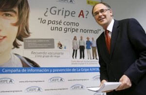 El director de Salud Pública del Ministerio, Ildefonso Hernández, presentando ayer en Madrid una nueva campaña informativa. ::                             EFE