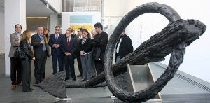 Diputados nacionales, en el Arqua ante el ancla de la fragata del siglo XVIII 'Juno', cedida por Estados Unidos tras el expolio de una empresa cazatesoros. ::
PABLO SÁNCHEZ / AGM