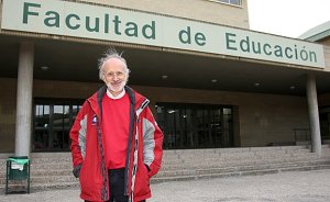 El geólogo Francisco Anguita, ayer en la puerta de la Facultad de Educación, donde habló del futuro de la Tierra. ::
EDU BOTELLA / AGM