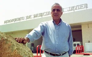 El embajador José María Sanz Pastor Mellado a la vuelta de uno de sus numerosos viajes en San Javier. ::
LV