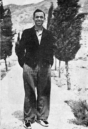 Miguel Hernández en una fotografía realizada en Orihuela, al comienzo de la década de los años 30.
