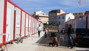 Parte de las familias reubicadas en la zona de Playasol I, en el Puerto de Mazarrón. ::                             P. CHICO