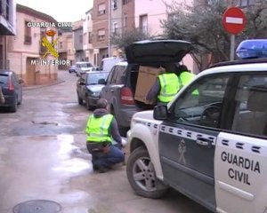 Dos agentes de la Guardia Civil de Murcia transportando documentación durante la operación ::                             G. CIVIL
