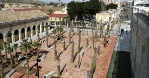 Plaza del antiguo Cuartel de Instrucción de Marinería que ha sido reformada para unirse a la calle Real. ::                             J. M. RODRÍGUEZ / AGM