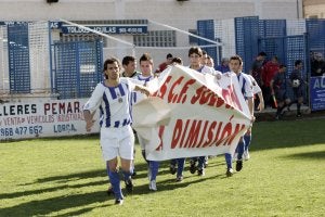 Pancarta de denuncia en el partido contra el Granada. ::                             S. M. LARIO / AGM