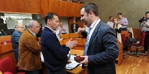 Diego José Mateos recibe el aplauso de sus compañeros en el Pleno de ayer. ::                             PACO ALONSO / AGM