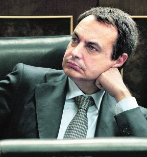 El joven ZP. Serio, pero sin ojeras ni arrugas, con la piel tersa y sin apenas canas, Zapatero lucía esta imagen hace sólo un lustro. ::                             AP