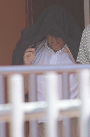 José Hernández, ayer, al ser conducido por la Guardia Civil al juzgado de San Javier. ::                             GUILLERMO CARRIÓN/AGM