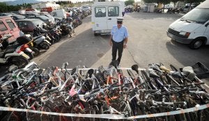 Bicicletas recuperadas por la Policía, y que se guardan en el depósito municipal de la finca del Mayayo. ::                             ISRAEL SÁNCHEZ / AGM
