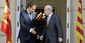 José Luis Rodríguez Zapatero saluda al presidente de la Generalitat, José Montilla, durante la visita del dirigente catalán al Palacio de la Moncloa. ::                             AFP