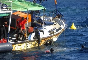Los buceadores se sumergen en la zona donde está hundido el barco fenicio. ::                             ANTONIO GIL/ AGM