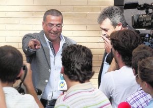 Enrique Ortiz hace indicaciones a los periodistas antes de declarar en los juzgados de Orihuela como imputado en el 'caso Brugal' ::                             A. D.