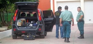 Agentes de la Policía Judicial de la Guardia Civil, inspeccionando el chalé del empresario asesinado ayer en la diputación cartagenera de Cuesta Blanca. ::                             ANTONIO GIL/ AGM