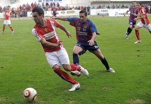 Contra el Yeclano el Real Murcia lució en la camiseta el lema 'No-Typical'; el Yeclano, publicidad de una empresa privada. ::                             N.                             GARCÍA / AGM