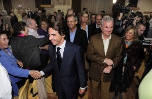 José María Aznar y Ramón Luis Valcárcel, seguidos del alcalde de Archena, Manuel M. Sánchez, y la candidata del PP, Patricia Fernández. ::                             V.                             VICÉNS