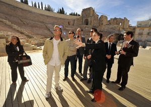 Una guía muestra el Teatro Romano a los técnicos de Paramount, en presencia de personal de Turismo. ::                             ANTONIO GIL / AGM
