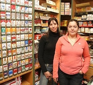 Dependientas del estanco de Benalúa, en Alicante. ::                             A. DOMÍNGUEZ