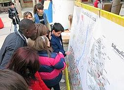 Asistentes a la iniciativa confeccionando el mapa de la diversidad de Lorca. ::                             PACO ALONSO / AGM