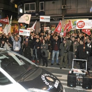 Los funcionarios agitan su protesta en la puerta de la vivienda de Valcárcel en la Gran Vía. ::
N. GARCÍA / AGM
