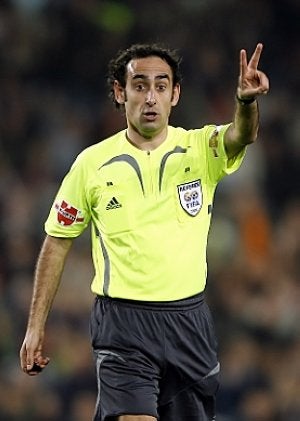 Iturralde en un partido entre el Barcelona y el Zaragoza. ::
EFE