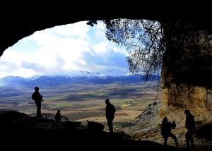 Los veteranos montañeros admiran el maravilloso paisaje que ofrecen las cuevas de Bajil, mientras saborean el vino de una buena bota.