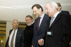 Valcárcel charla con Mariano Rajoy y Mayor Oreja, ayer, en Bruselas. ::
CARM
