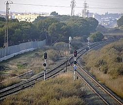 Bifurcación de la vía del tren en Cartagena; una va a Murcia y otra a Montpellier . ::                             ANTONIO GIL / AGM