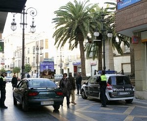 La conductora no se bajó del coche mientras los agentes tramitaban la multa. ::                             P ALONSO / AGM