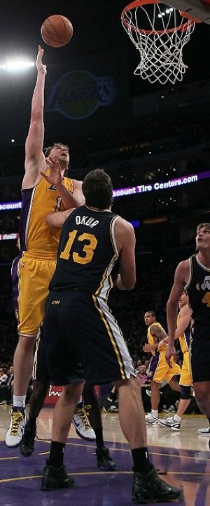 Pau Gasol lanza en el último partido de Los Lakers, ante Utah. ::
AFP