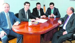 El alcalde, José Espadas; Santiago del Río, Enrique Ujaldón, Patricio Rosas y el edil Juan Romero . ::                             P.E.