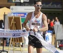 Paquillo Fernández cruza el primero la línea de meta en el Nacional de marcha de Benicasim. ::                             EFE
