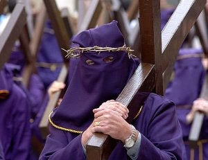 Penitentes en la procesión del Vía Crucis del Viernes Santo del pasado año. ::
PACO ALONSO / AGM