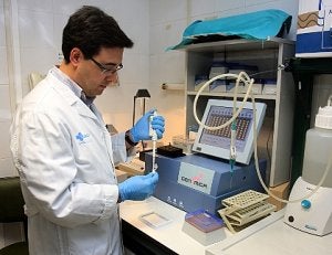 El técnico del Servicio de Anatomía Patológica del Rosell, Joaquín Moya Biosca extrae una muestra de tejido cancerígeno en el laboratorio de Patología Molecular. ::                             PABLO SÁNCHEZ / AGM