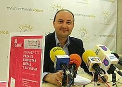 El edil Ruiz Montalván presenta las jornadas. ::                             P. ALONSO / AGM